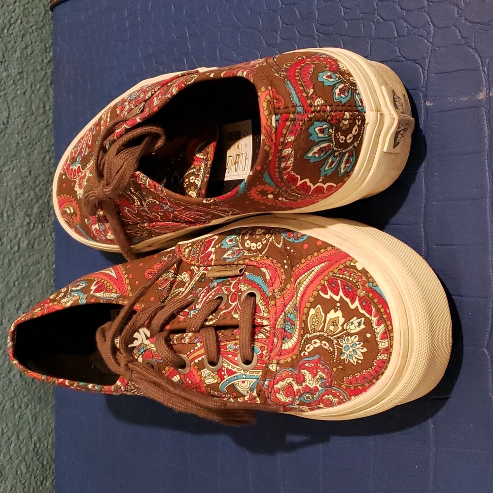 Tennis shoes